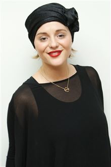 woman wearing black wide headband for evening party wear 